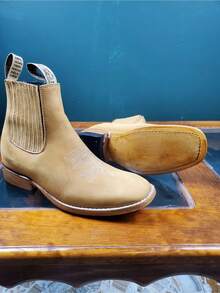 Porque usted lo solicito llegaron los botines vaqueros, suela cocido, color miel, tabla de conversión de tallas( US7-MX25, US7.5-MX25.5, US8-MX26, US8.5-MX26.5, US9-MX27, US9.5-MX27.5, US10-MX28) - Amarillo Mostaza - Ver 4