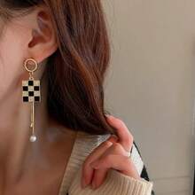 1對925銀不對稱方形鑽石鑲嵌耳環,設計感新穎,適合女性日常佩戴,是時尚珠寶和節日禮物。