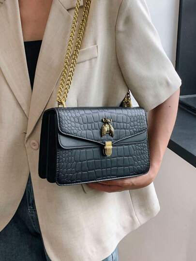 وحقيبة كتف نسائية ذات تصميم فاخر وعصري بنمط التمساح، مع تصميم كتف وعبر الجسم راقي