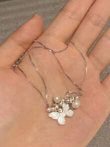 1個奢華的金屬蝴蝶和珍珠裝飾鎖骨鍊,適合女性日常佩戴