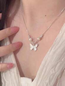1個奢華的金屬蝴蝶和珍珠裝飾鎖骨鍊,適合女性日常佩戴