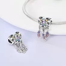 Pendentif attrape-rêves à la mode décoré d'éléments colorés, en forme de cœur, de plumes et de franges, idéal pour la Saint-Valentin