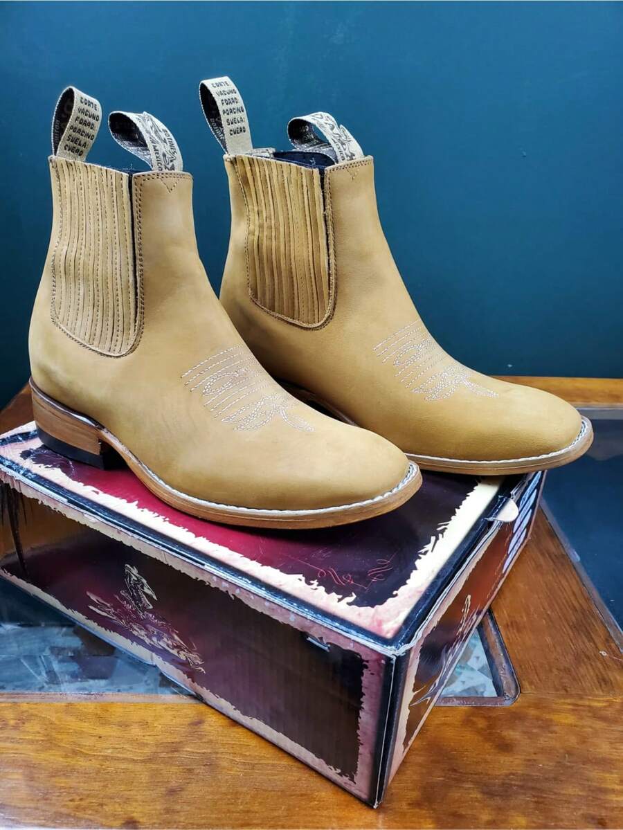 Porque usted lo solicito llegaron los botines vaqueros, suela cocido, color miel, tabla de conversión de tallas( US7-MX25, US7.5-MX25.5, US8-MX26, US8.5-MX26.5, US9-MX27, US9.5-MX27.5, US10-MX28) - Amarillo Mostaza - Ver 1