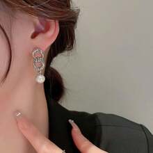 1對不對稱925純銀鍊條&珍珠&肖像圓形掛墜耳環,極簡主義風格,獨特的女性珠寶,適合日常佩戴和特殊場合