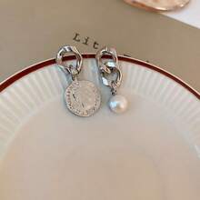 1對不對稱925純銀鍊條&珍珠&肖像圓形掛墜耳環,極簡主義風格,獨特的女性珠寶,適合日常佩戴和特殊場合