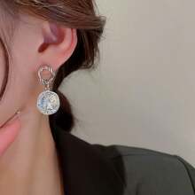 1對不對稱925純銀鍊條&珍珠&肖像圓形掛墜耳環,極簡主義風格,獨特的女性珠寶,適合日常佩戴和特殊場合