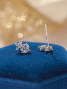 一对纯银可爱花朵和白色锆石水钻手工纯银 925 银简约时尚奢华复古优雅精致耳钉耳环带礼盒，适合女士、朋友、情侣、生日礼物，精美珠宝