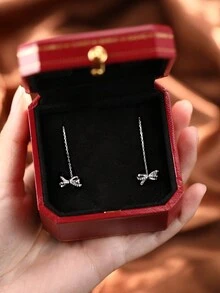 1對銀蝶形耳環,鑲有閃亮的寶石,非常適合女士日常佩戴,作為女友,紀念日,節日,情人節或任何特殊場合的禮物