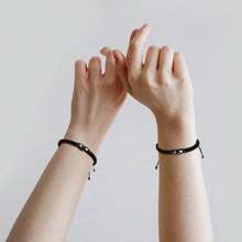 1 pulseira trançada com coração preto e branco + 26 letras, corrente de joias minimalista e versátil para casais com formato de coração