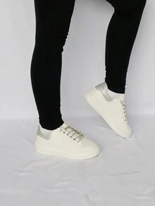 TENNIS WITH TOUCHES OF GLITTER ON THE BACK AND ON THE LACES.