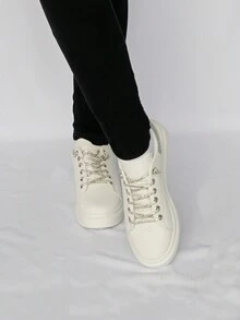 TENNIS WITH TOUCHES OF GLITTER ON THE BACK AND ON THE LACES.