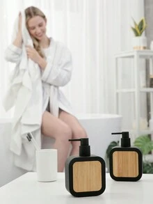 1入裝有竹木裝飾的乳液瓶,可裝洗碗液、手霜等液體,旅行必備包裝,浴室和廚房櫥櫃臺面使用