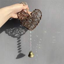 1個心形鈴鐺和捕夢網設計的晶瑩剔透掛飾,適用於戶外花園裝飾