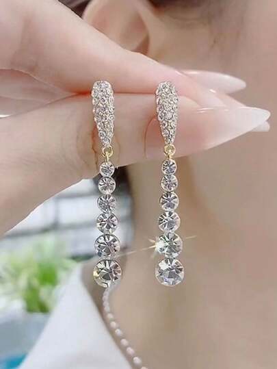 一对简约时尚的水滴形镶钻长流苏耳环，适合新娘婚礼配饰，尽显皇家风范。情人节配饰。
