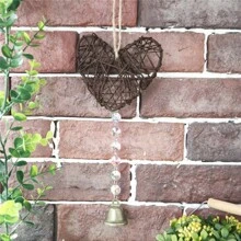 1個心形鈴鐺和捕夢網設計的晶瑩剔透掛飾,適用於戶外花園裝飾