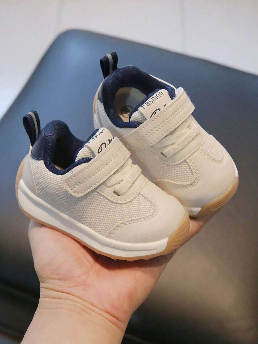 1雙男女通用白色時尚多功能運動鞋，適用於各季兒童