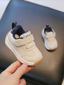 1雙男女通用白色時尚多功能運動鞋，適用於各季兒童