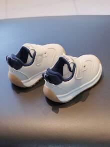 1雙男女通用白色時尚多功能運動鞋，適用於各季兒童