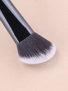 1支腮红修容刷，完美适用于脸颊、额头、下巴、鼻子等部位，可加深轮廓，并晕染粉状、液状和膏状产品，亦可用作粉底刷、遮瑕刷、腮红刷、修容刷、古铜粉刷、散粉刷等。