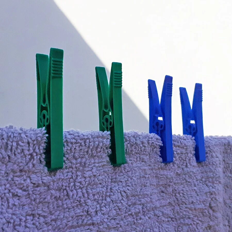 Kit com 48 Prendedores de Roupas Perfumado para Varal Coloridos Reforçados e Sem Mola Metálica