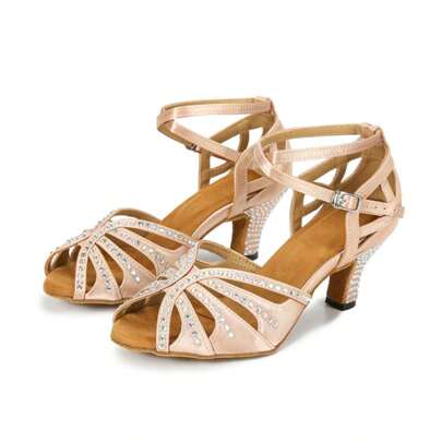1 双杏色水钻镶嵌缎面时尚舒适中跟拉丁萨尔萨舞社交舞鞋搭配紧身裤