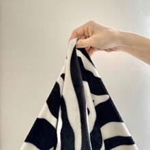 1入超柔軟法蘭絨床單毛毯，黑白卡通斑馬圖案，適合兒童和成人，柔和保暖，適用於臥室、客廳、沙發和家裡 - 黑與白 - 查看 5