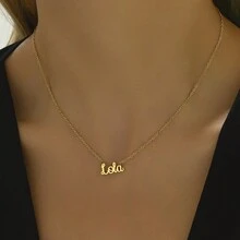 1件镀金不锈钢亮面英文字母吊坠项链，时尚设计，个性十足，嘻哈酷炫风格，适合男士、女士、情侣、街头、日常、通勤、派对等场合佩戴。