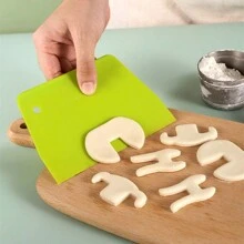 1入組13*9.3公分/5.1*3.7英寸,顏色隨機的安全塑料擀麵皮刮板,實用的工作臺刮板,多功能廚房麵團蛋糕擦糕刮刀 - 彩色 - 查看 3