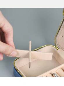 1個pu皮質珠寶收納盒,有隔間適合戴戒指、項鍊、手鍊、耳環等