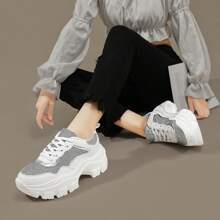 新潮時尚運動與休閒透氣網格平底鞋,厚底增高設計,針對大尺碼女性