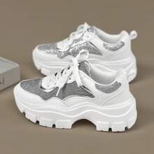 新潮時尚運動與休閒透氣網格平底鞋,厚底增高設計,針對大尺碼女性