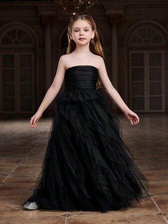 雙十歲女孩無肩帶派對禮服,具有分層網紗裙襬
