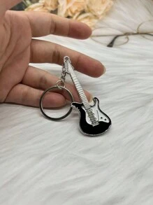 1 pieza Llavero de guitarra de metal creativo para hombres, colgante de instrumento musical, accesorio para coche, adorno para bolso, accesorio escolar, gótico y Y2K lindo - Blanco y Negro - Ver 4