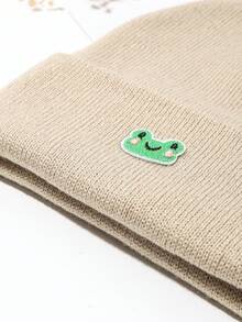 1頂粉色波點針織貝雷帽,帽子上有卡通青蛙標誌,適合女士休閒穿搭 - 米色 - 查看 3