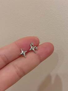 1對流行的鋅合金星形中空裝飾耳釘,適合女性日常佩戴