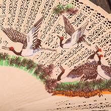 1 件中式彩色鶴印花木質折扇鏤空雕刻手扇適合生日派對禮物或家居裝飾扇 - 杏色 - 查看 3