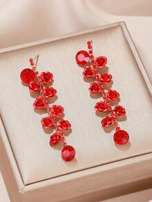 1雙新款時尚誇張性感玫瑰花瓣形長耳環,配有聖誕紅色,是女性的理想禮物