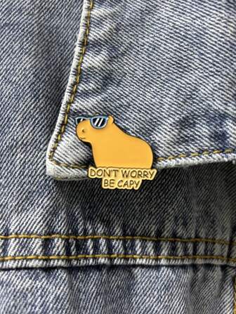 A Cute Capybara Wearing Glasses English Phrase "Don't Worry Be Capy" Zinc Alloy Brooch Pin, Suitable For Clothes, Bags And Hats Decoration