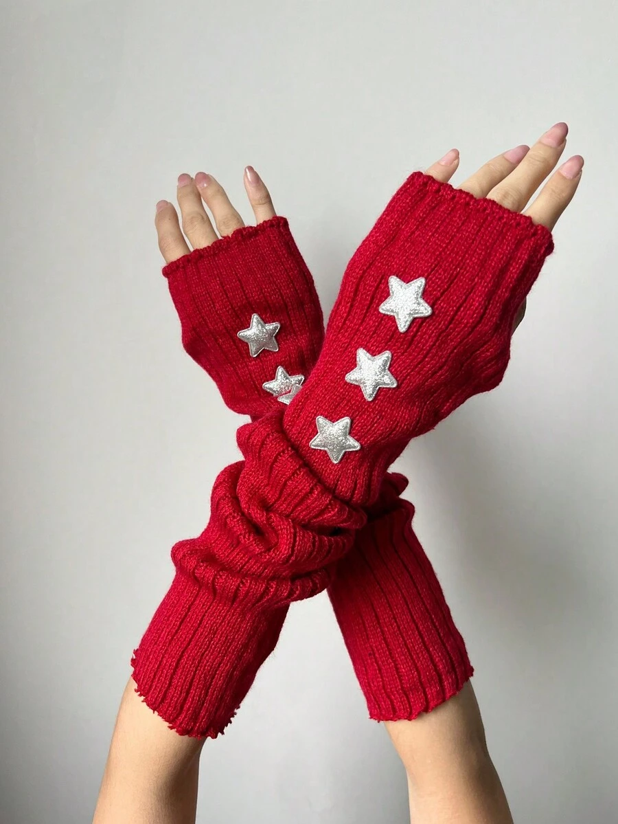 一双女士红色五角星手套，饰有银色星星标签，并配有保暖加厚针织腕套。这款朋克风手套采用刺绣爱心和露指设计，非常适合日常佩戴、约会、居家、户外活动和圣诞节等场合。
