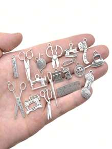 paquete de 18 piezas Herramientas de costura de aleación creativas con forma de colgante para hacer joyas DIY, aguja, hilo, botón, decoración de llavero para verano, escuela - Plateado - Ver 1