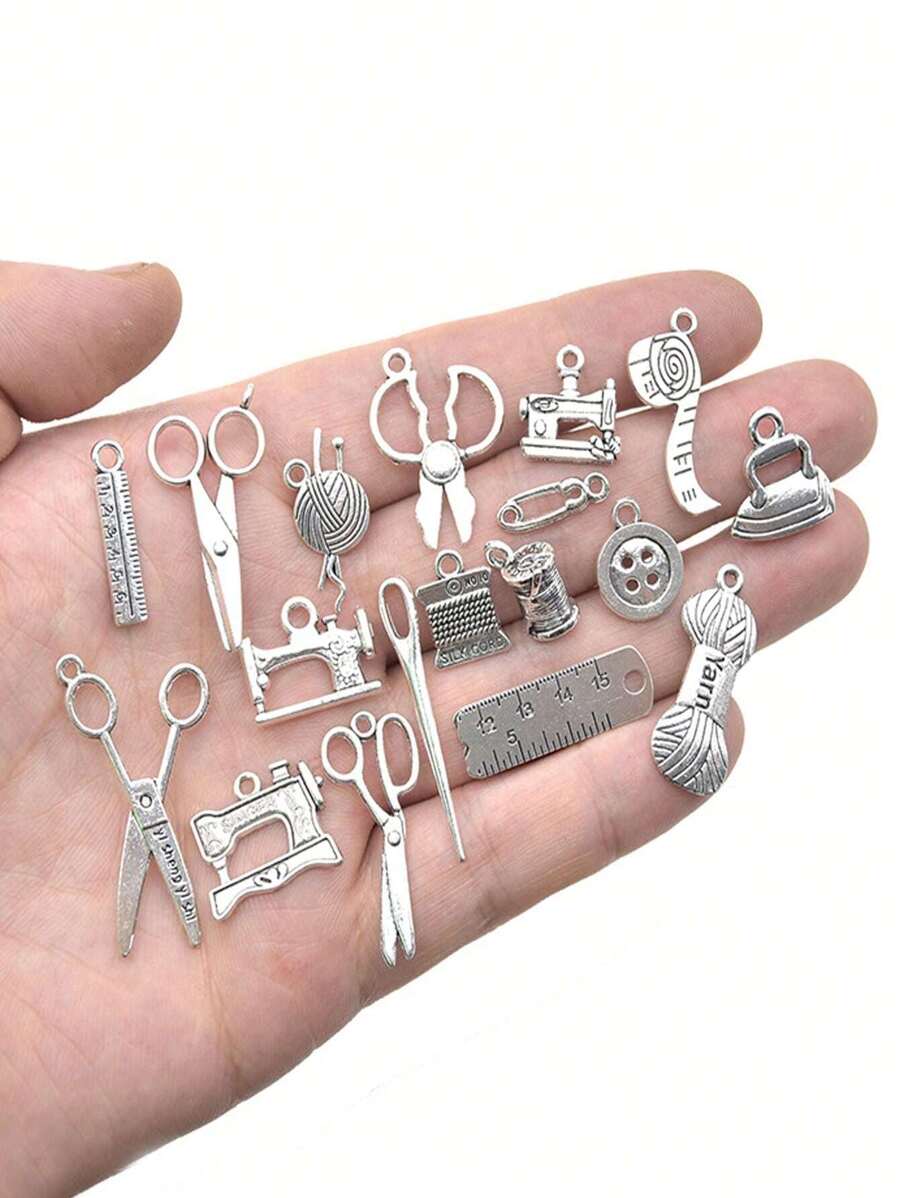 paquete de 18 piezas Herramientas de costura de aleación creativas con forma de colgante para hacer joyas DIY, aguja, hilo, botón, decoración de llavero para verano, escuela - Plateado - Ver 1