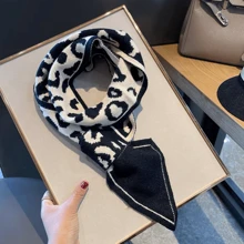 1入女士黑白動物印花針織圍巾,時尚豹紋設計,適合日常穿著和裝飾 - 黑與白 - 查看 2