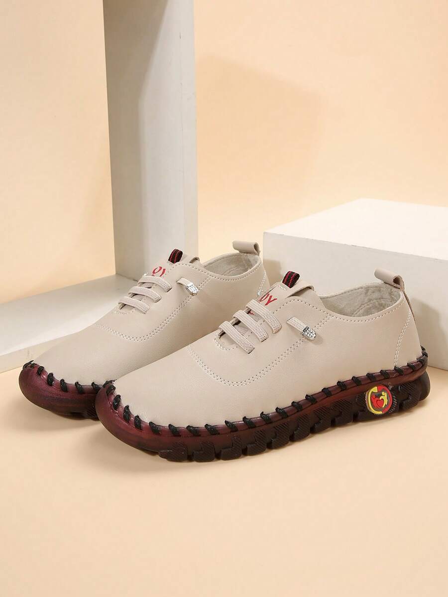Chaussures plates pour femmes à bout rond décontractées pour 2024, chaussures basses légères simple, à la mode et cousues à la main, semelles souples