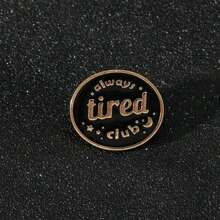 1枚橢圓形刻有英文字母'always Tired Club'的胸針 - 彩色 - 查看 2