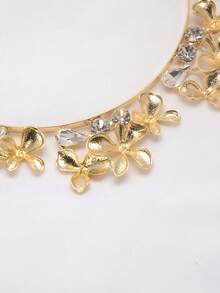 1個女性合金花形頭飾,鑲有鑽石裝飾,非常適合婚禮和派對