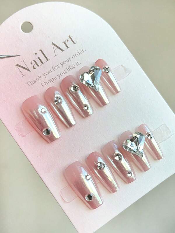 10 pièces Faux ongles de forme cercueil longs faits à la main dans une couleur rose nude avec décoration de cœur et de strass. Ongles à clipser. Fournitures pour ongles
