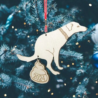 1 Pezzo Pendente Decorativo Di Cane Che Fa La Cacca Per Il Regalo Di Capodanno 2024, Decorazione Di Legno Divertente Da Appendere O Da Usare Come Chiavino, Adatto Per Gli Scambi Di Doni, Regalo Divertente E Interessante Per Famiglia Ed Amici