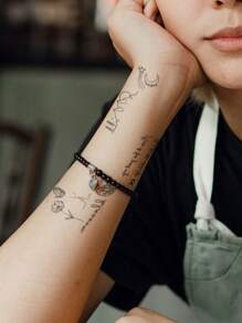 4入組鳥、心、鑽石、音符、心跳、單詞等設計的黑色暫時紋身貼紙,適用於手指、耳朵、手腕和身體其他小部位