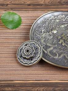 1 件黃銅香爐座適合 12 生肖和龍鳳設計,帶有集灰器和線條和圓形形狀,適合家居裝飾和香薰