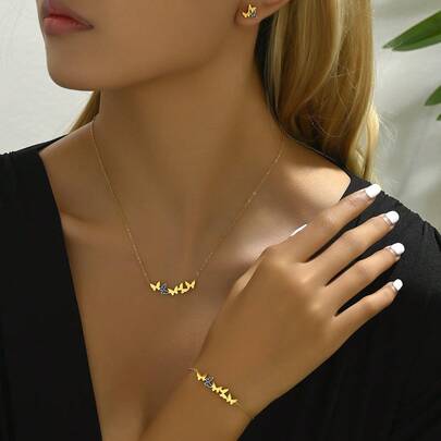Set de 4 piezas de joyería con cadena de acero inoxidable chapada en oro enlazada con múltiples decoraciones de mariposas azules, diseño vintage exagerado de collar, pulsera y aretes, versátil para fiestas y días festivos, para hombres y mujeres